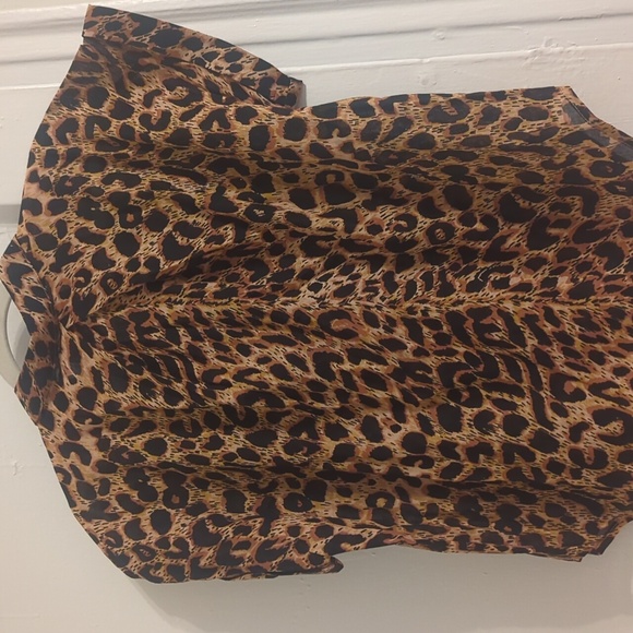 Sunday's cheetah print Short Sleeve Woven top-medium🆕 - Picture 6 of 6